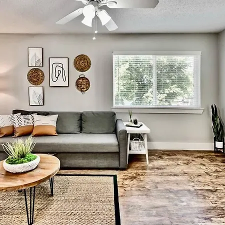 Lovely Dallas Flat Near Downtown